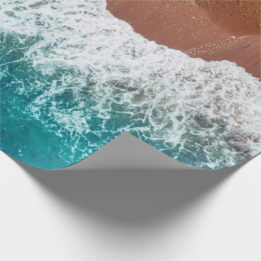 Papier Cadeau Vague d'océan sur une plage de sable, vue arrière  (Coin)