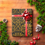 Papier Cadeau Vintage Victorien Gothique Noir Or Damas Shabby<br><div class="desc">Découvrez le charme de notre Vintage papier d'enveloppement gothique victorien en or noir Damask Shabby. Le motif Damask magnifiquement complexe rendu en noir et or luxueux crée un look chic et abîmé qui est parfait pour toutes les occasions festives. Nous comprenons le stress de l'emballage des cadeaux, c'est pourquoi nous...</div>