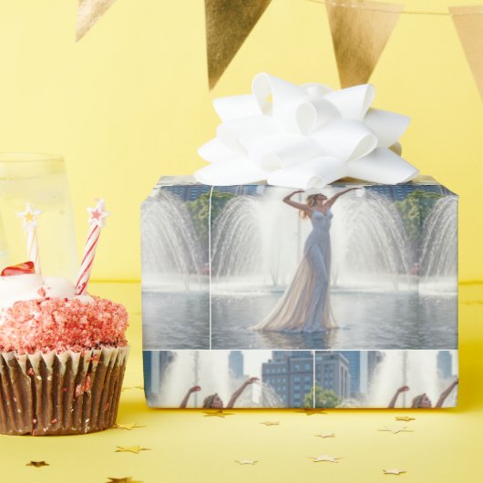 Papier Cadeau Woman Dancing In a City Fountain (Fête d'anniversaire)