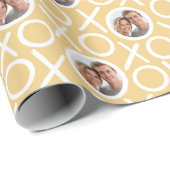 Papier Cadeau XOXO Hugs & Kisses 2 Photo Yellow Brush Script (Coin rond)