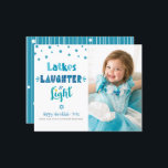 Papier Carte-lumière Budget Photo Hanoukka Latkes Laughte<br><div class="desc">"Latkes, rires & lumières." Fun, la typographie artisanale fantaisiste et une Star of David motif aléatoire en bleu poussiéreux, turquoise et turquoise sur un arrière - plan blanc, avec la photo de votre choix, vous aider à ouvrir à Hanoukka. Des lignes blanches dessinées à la main et une étoile de...</div>