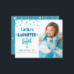 Papier Carte-lumière Budget Photo Hanoukka Latkes Laughte<br><div class="desc">"Latkes, rires & lumières." Fun, la typographie artisanale fantaisiste et une Star of David motif aléatoire en bleu poussiéreux, turquoise et turquoise sur un arrière - plan blanc, avec la photo de votre choix, vous aider à ouvrir à Hanoukka. Des lignes blanches dessinées à la main et une étoile de...</div>