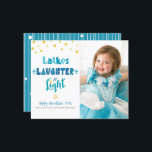 Papier Carte-lumière Hanoukka Latkes Laughter Budget Phot<br><div class="desc">"Latkes, rires & lumières." Une typographie fantaisiste et artisanale en bleu poussiéreux, turquoise et turquoise et une fausse feuille d'or aléatoire Star of David motif sur un arrière - plan blanc, avec la photo de votre choix, vous aide à ouvrir à Hanoukka. Des lignes blanches dessinées à la main et...</div>