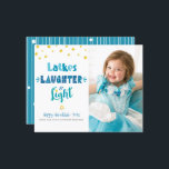 Papier Carte-lumière Hanoukka Latkes Laughter Budget Phot<br><div class="desc">"Latkes, rires & lumières." Une typographie fantaisiste et artisanale en bleu poussiéreux, turquoise et turquoise et une fausse feuille d'or aléatoire Star of David motif sur un arrière - plan blanc, avec la photo de votre choix, vous aide à ouvrir à Hanoukka. Des lignes blanches dessinées à la main et...</div>