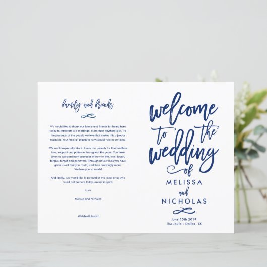 Papier Chic Hand-lettered Wedding Program (Debout devant)