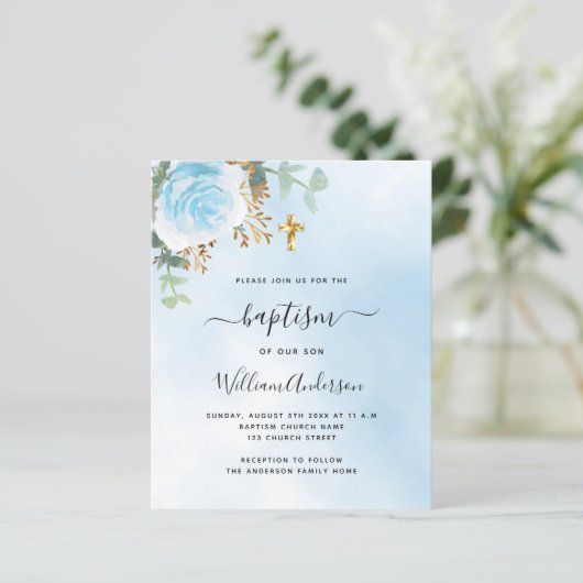 Papier Ciel bleu eucalyptus fleuri garçon baptême invitat (Debout devant)