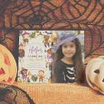 Papier Costume Budget Fille Halloween Fête d'anniversaire<br><div class="desc">Famille Invitation et amis pour un moment de spooktacular avec ces invitations à la fête d'anniversaire d'Halloween mignonnes. Le côté gauche de cette conception budgétaire est orné d'une bordure peinte à la main de personnages d'Halloween amusants, il y a des enfants en costumes, chats noirs, chauves-souris, citrouilles souriants, fantômes, squelette...</div>