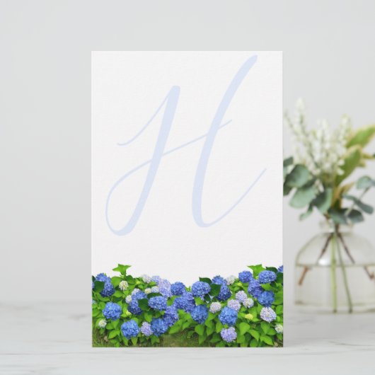 Papier d'écriture Monogramme Blue Hydrangea Garden (Debout devant)