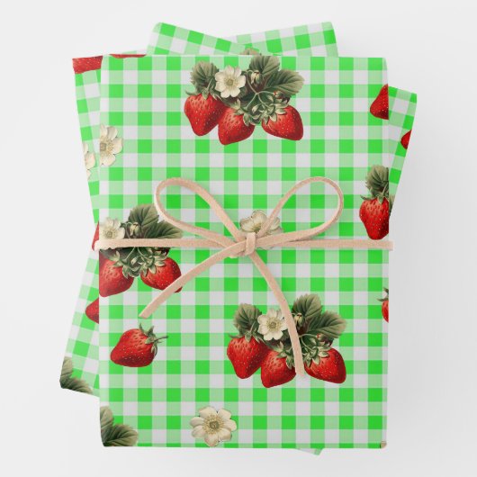Papier d'emballage à la fraise sur carreaux verts (En situation)