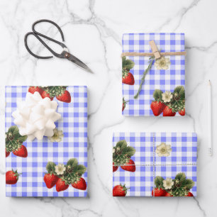 Papier d'emballage à la fraise sur gingham bleu