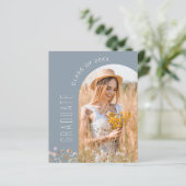 Papier Dusty Blue Fleur sauvage Graduation Party Invitati (Debout devant)