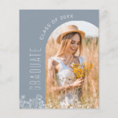 Papier Dusty Blue Fleur sauvage Graduation Party Invitati (Devant)