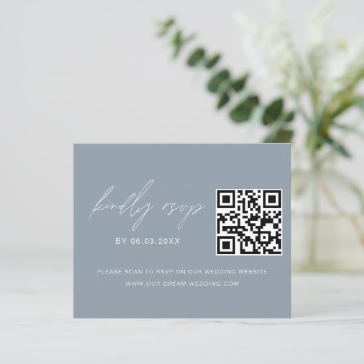 Papier Dusty Blue QR Code RSVP Mariage photo (Debout devant)