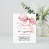 Papier Elle est en train de nouer l'arc de noeud de l'inv (Debout devant)