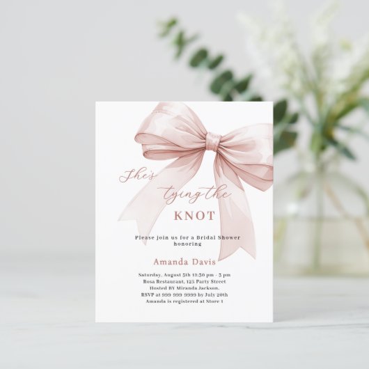 Papier Elle est en train de nouer l'arc de noeud de l'inv (Debout devant)