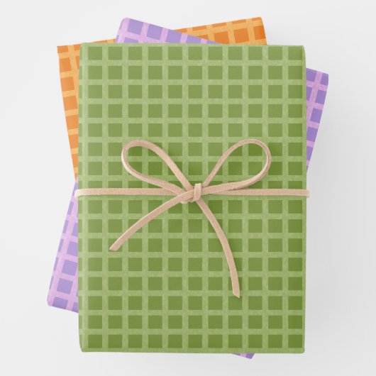 Papier enveloppant pour Noël avec motif plaid. (En situation)