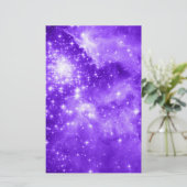 Papier Étoiles blanches brillantes et violettes violettes (Debout devant)