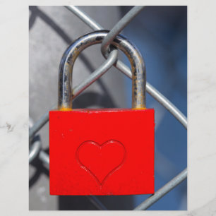 Papier Fermeture du coeur rouge sur la clôture