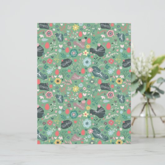 Papier Fleur et libellules sans joint motif sur vert (Debout devant)