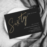 Papier Invitation d'anniversaire 60 ans Budget Script Bla<br><div class="desc">Invitation d'anniversaire 60 ans minimaliste moderne avec un numéro de style en faux or et écriture manuscrite Sixty et les détails de votre fête dans une police serif classique sur fond noir, simple et élégant, excellente surprise pour les hommes et les femmes pour cet anniversaire marquant. La couleur de fond...</div>