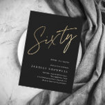 Papier Invitation d'anniversaire 60 ans Budget Script Bla<br><div class="desc">L'invitation d'anniversaire 60 ans minimaliste moderne présente un numéro de faux or stylé écrit en script Sixty et les détails de votre fête dans une police serif classique sur fond noir, simple et élégant, grande surprise pour les hommes et les femmes à l'occasion de leur anniversaire. La couleur de fond...</div>