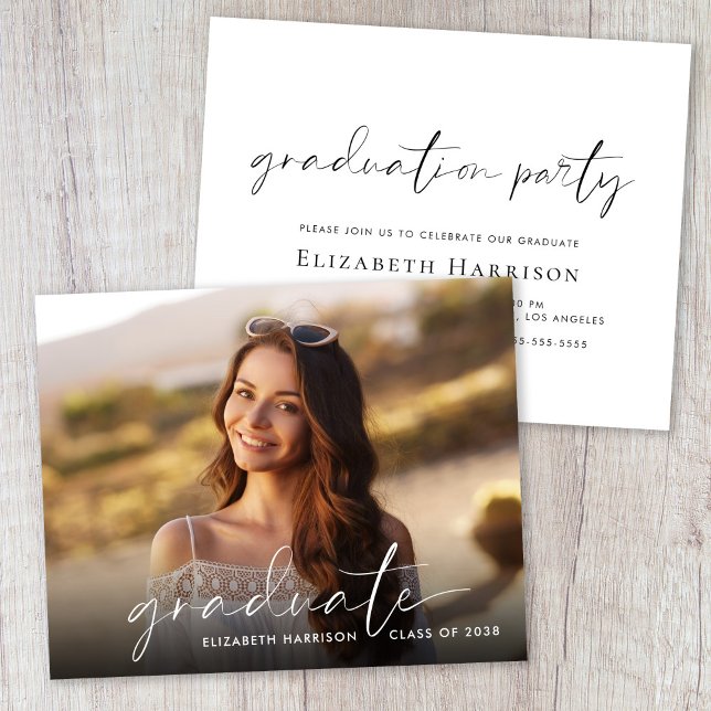 Papier Invitation de la partie de graduation du script de (A personalized photo graduation party invitation to celebrate the graduate's achievements)