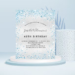 Papier Invitation de parties scintillant bleu argent d'an<br><div class="desc">Pour un 40ème anniversaire élégant (ou tout âge). Un arrière - plan métallique à l'aspect faux argenté. Décoré avec de la poussière de parties scintillant en faux bleu. Personnalisez et ajoutez un nom, un âge et des détails de la fête. Le nom est écrit avec un script de style manuscrit...</div>