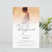 Papier Invitation de script Baby shower de superposition  (Debout devant)