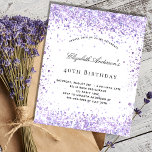 Papier Invitation de script de parties scintillant violet<br><div class="desc">Pour une soirée élégante de 40ème anniversaire (ou tout âge). Un arrière - plan blanc chic. Décoré avec parties scintillant en faux violet. Personnalisez et ajoutez un nom et des détails du parti. Le nom est écrit avec un script de style manuscrit</div>