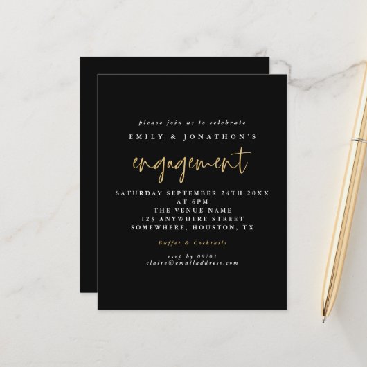 Papier Invitation Fiançailles noir de script simple budge (Devant/Arrière en situation)