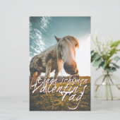 Papier Joyeuse Saint-Valentin avec cheval qui regarde (Debout devant)