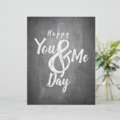 Papier Joyeux anniversaire sur fond tableau noir (Debout devant)
