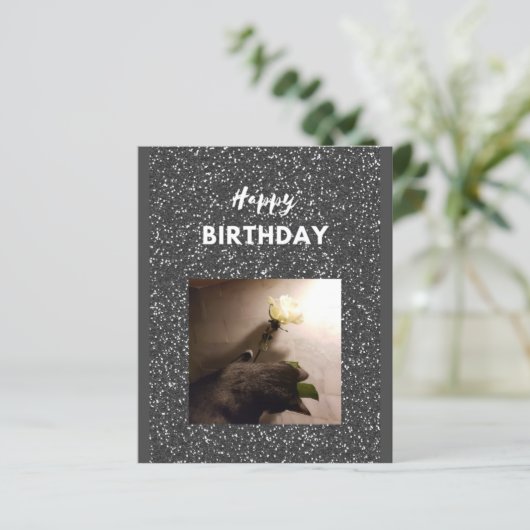 Papier Joyeux anniversaire. Tuxedo chat avec un rose. (Debout devant)