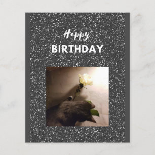 Papier Joyeux anniversaire. Tuxedo chat avec un rose.