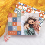 Papier Joyeux et brillant coloré budget photo de Noël<br><div class="desc">Célébrez la saison en beauté avec notre carte budget photo "Merry & Bright", un design audacieux et vibrant parfait pour ceux qui aiment une touche amusante et moderne sur la tradition. Avec des carrés colorés en orange, jaune, vert, rose et bleu, chaque lettre de "joyeux & lumineux" apparaît à l'intérieur...</div>
