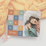 Papier Joyeux et brillant coloré budget photo de Noël<br><div class="desc">Célébrez la saison en beauté avec notre carte budget photo "Merry & Bright", un design audacieux et vibrant parfait pour ceux qui aiment une touche amusante et moderne sur la tradition. Avec des carrés colorés en orange, jaune, vert, rose et bleu, chaque lettre de "joyeux & lumineux" apparaît à l'intérieur...</div>