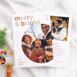Papier Joyeux et brillant coloré budget photo de Noël<br><div class="desc">Apportez une touche de couleur et de joie à vos salutations de vacances avec cette carte pleine de vie "Joyeux et lumineux" photo budget de Noël. L'avant est ornée de lettres sans serif audacieuses dans des tons pastel mignons, avec une photo de famille ronde ajoutant une touche personnelle et amusante....</div>