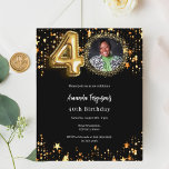 Papier La photo en or noir étoiles 40e anniversaire invit<br><div class="desc">Une invitation photo moderne et design pour une fête de 40e anniversaire. Un arrière - plan noir classique,  décoré de faux étoiles dorées. Personnalisez et ajoutez les détails de votre fête. 1 feuille = 1 invite imprimé bord à bord.</div>