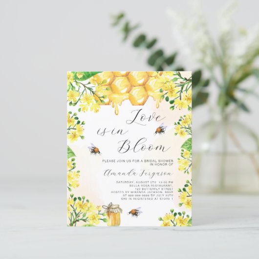 Papier L'amour dans les fleurs jaunes fleuries Fête des m (Debout devant)