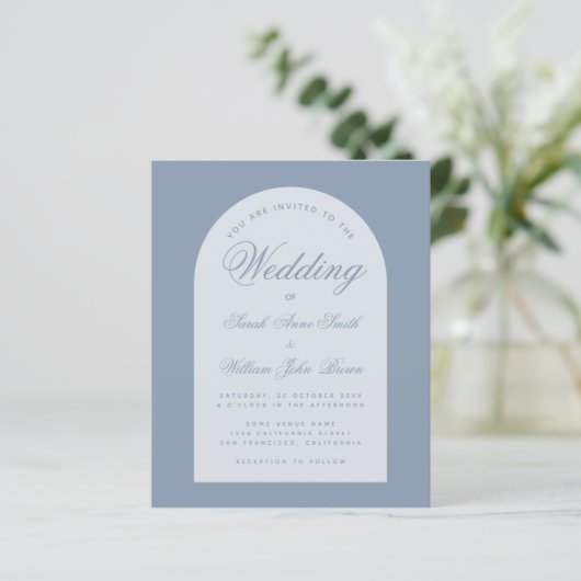 Papier Mariage Budget Dusty Blue Arch Script Invitation (Debout devant)