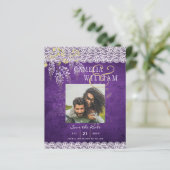 Papier Mariage rustique chic en dentelle violette WISTERI (Debout devant)