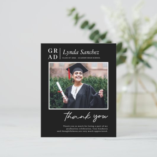 Papier Merci de graduation photo de script noir moderne (Debout devant)
