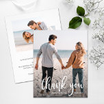 Papier Merci photo du Mariage de texte blanc<br><div class="desc">Un petit papier abordable de 4, 5 po x 5, 6 po présente votre photo, les mots Merci et vos noms en lettres chic avec votre note de remerciement au dos. Papier de 110 livres et 3 tailles au choix. **LES ENVELOPPES BLANCHES SONT FACULTATIVES SUR LA PAGE DE COMMANDE. Assurez-vous...</div>