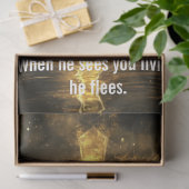 Papier Mousseline Découpage Croix d'or percé à travers l'obscurité (Cadeau)