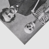 Papier Mousseline Edgar Allan Poe Holding a Skeleton Halloween Art (Détail)