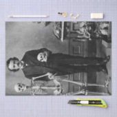 Papier Mousseline Edgar Allan Poe Holding a Skeleton Halloween Art (Artisanat)