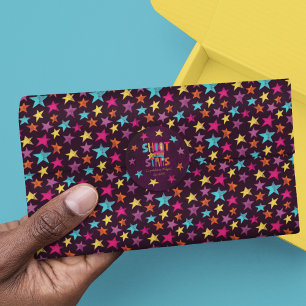 Papier Mousseline Étoiles colorées sur motif pourpre foncé