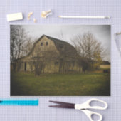 Papier Mousseline Grandes Grange Nue Entourée de Grands Arbres Nus (Artisanat)