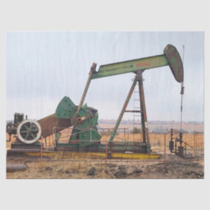 Papier Mousseline Grosse valise verte dans un champ pétrolier