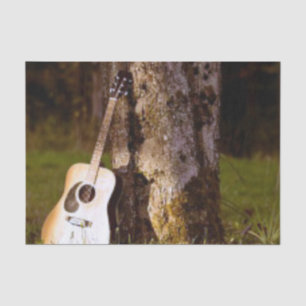 Papier Mousseline guitare acoustique contre arbre